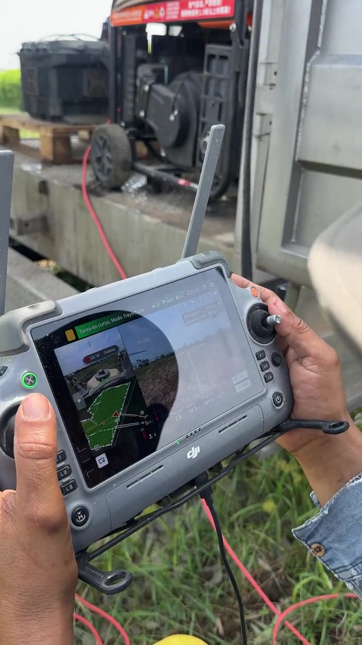Control remoto DJI mostrando una misión de aspersión en curso